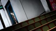 Shuichi i Kaede sprawdzają schody na dół.