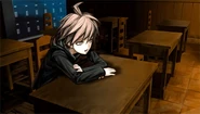 Makoto despierta en un salón de clases