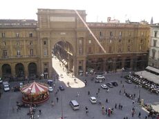 הלוח מעל המשקוף הצפוני של Piazza della Repubblica, מספר על שיקומה של הכיכר, בעלת העבר המפואר, מרכז העיר הרומית העתיקה בשנת 1895