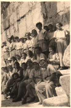 55683538NpOuxP fs.jpg (136 ק"ב) 1947 טיול משק ילדים מוצא