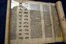מגילת אסתר ביד-ושם.jpg
