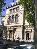 חזית בית הכנסת לצד נהר הטיבר - כולל לוחות הנצחה לחללים