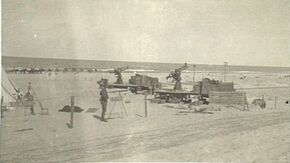 במלחמת העולם הראשונה - AWM caption : "Mounted anti-aircraft guns at an Australian Light Horse camp beside the seaside at El Arish." Comment : The guns are QF 13 pounder 6 cwt. They have an additional oil reservoir mounted at the end of the recuperator housing above the barrel, which was unusual for 13 pounders.