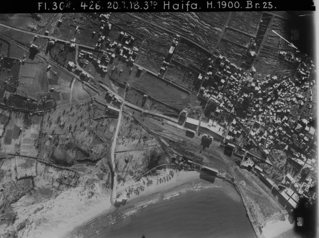 חיפה שפת הים מול תחנות הקמח שהיו כבר קיימות