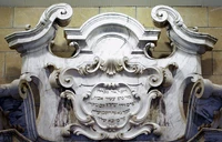 צילום מוגדל של כתובת ההקדשה בחלקו העליון של ארון הקודש, המקור:הויקיפדיה העברית, צילום :משתמש:שלמה