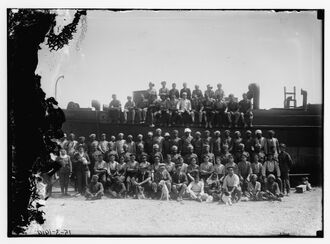 British engineers with German prisoners, boatbuilding, Dead Sea, 1918 אוסף מטסון