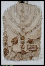 תבליט המנורה מבית הכנסת בפקיעין - המקור:הויקיפדיה העברית, העלה:חובב ישרה, הצלם:אורן גוטמן