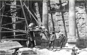 1905 - Heinrich Kohl and Carl Watzinger working in the synagogue in Capernaum.jpg (121 ק"ב) החוקרים בשנת 1905