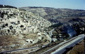 עיר דוד (משמאל) כפר השילוח (מימין} - כנראה העתק