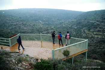 מצפה אלישע מקור הצילומים הוא אלבום התמונות של הצלם זאב רוטקוף, הנמצא באתרו zevrothkoff.com בתוית טיולים