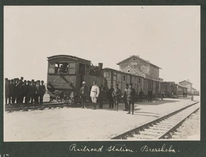 קצינים טורקים וגרמנים בהמתנה ליציאה לחזית (1915) . העצים להסקת הקטר נראים מעבר לתא הנהג - אוסף ספריית האמריקאי