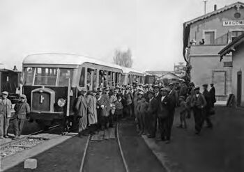 La stazione ARST di Macomer nel 1935, in occasione dell'entrata in servizio delle automotrici Emmina lungo la linea