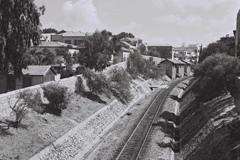 RAILWAY TRACKS LEADING FROM TEL AVIV TO JAFFA. פסי רכבת המובילים מתל אביב ליפו