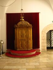 Ph2985815650037576929.jpg (127 ק"ב) ארון הקודש בבית הכנסת האיסטנבולי