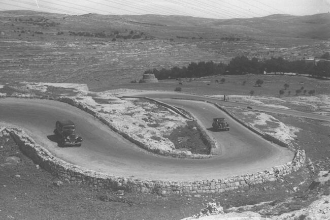 THE SEVEN SISTERS SERPENTINE ON THE ROAD TO JERUSALEM. פיתולי כביש שבע אחיות במוצא, בדרך לירושלים.