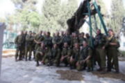 שרידי העץ עם ביקור קציני צה"ל  ביום ירושלים תש"ע