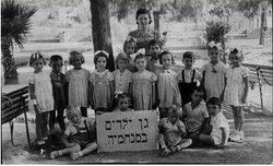 Chilengarden from Menaamia with childrem from Jerusalem Group a Tveria 1944