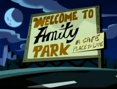 La pancarta dice: "Bienvenido a Amity Park, un lugar seguro para vivir".