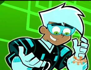 Danny posesionando un videojuego