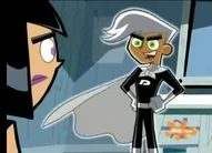 No usas un traje muy oscuro para ser la ayudante de un superhéroe?