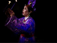 Thanh đồng Đỗ Thị Bích Phương hầu giá Cô Sáu, múa mồi. NAG Tewfic El-Sawy, "Hầu Đồng - The Spirit Mediums of Vietnam", t. 34