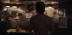 DARK 1x02 0054–Stranger wall