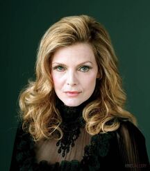 Michelle-pfeiffer-dark-shadows-movie-image-4