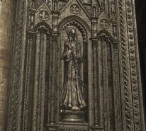 A statue of Gwyndolin in the main cathedral of the Ringed City.