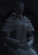 Irina ze zdjętym kapturem, jako strażniczka ognia