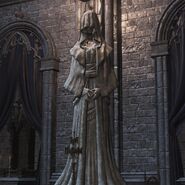 A statue of Gwyndolin in the main cathedral of Irithyll.