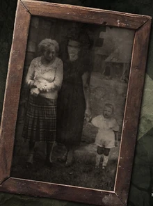 Грибная старушка и Женщина-Слоник с одним из своих детей