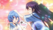 Tohka patting Yoshino