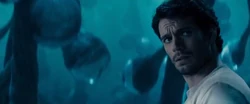 Clark erkundet das Raumschiff.