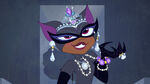 Catwoman wearing stolen jewelry S01E13