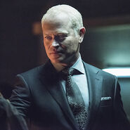 Neal McDonough als Damien Darhk.