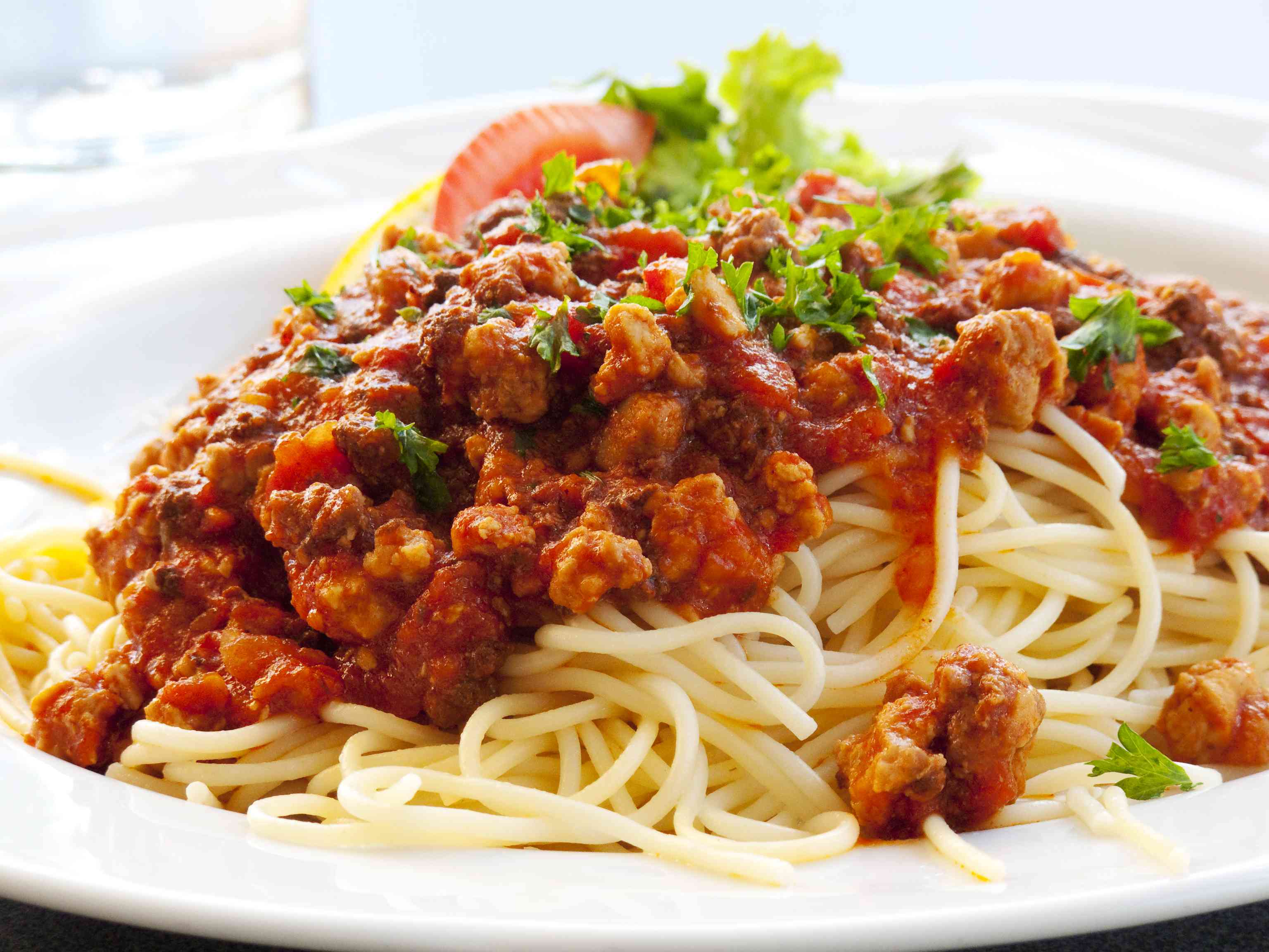 Спагетти болоньезе томатная паста. Спагетти с соусом Болонез. Паста болоньезе с фаршем и томатной пастой. Итальянская паста болоньезе. Макароны с мясным соусом.