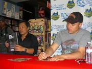 和（）在2011年8月31日於 Midtown Comics時代廣場店進行《》#5和《》#1進行簽書會