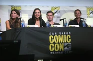 2016年、サンディエゴ コミコンにて。ガル・ガドット、クリス・パイン、コニー・ニールセンらと