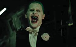 O Coringa com seu terno preto