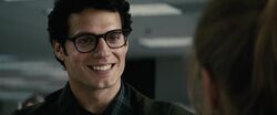 Clark sorrindo