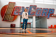 Lex Luthor na quadra de basquete no Parque Tecnológico da LexCorp.