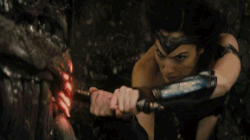 Wonder Woman cuts off Doomsday's arm