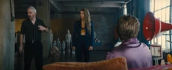 Lance and Zsasz explain to Sionis about the diamond theft.