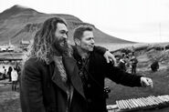 SZJL-BTS - Jason Momoa and Zack Snyder on set