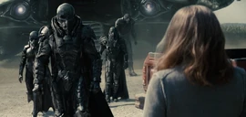 Martha is confronted by General Zod.