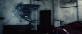 Superman lanza a Batman contra la pared