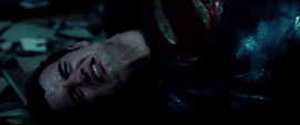 Superman recibe los golpes de Batman