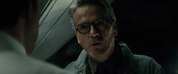 Alfred habla con Bruce Wayne sobre Superman