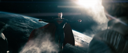 Jor-El observa a Superman volando en el espacio