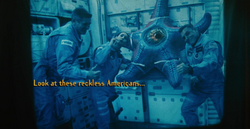 Starro es llevado por los astronautas